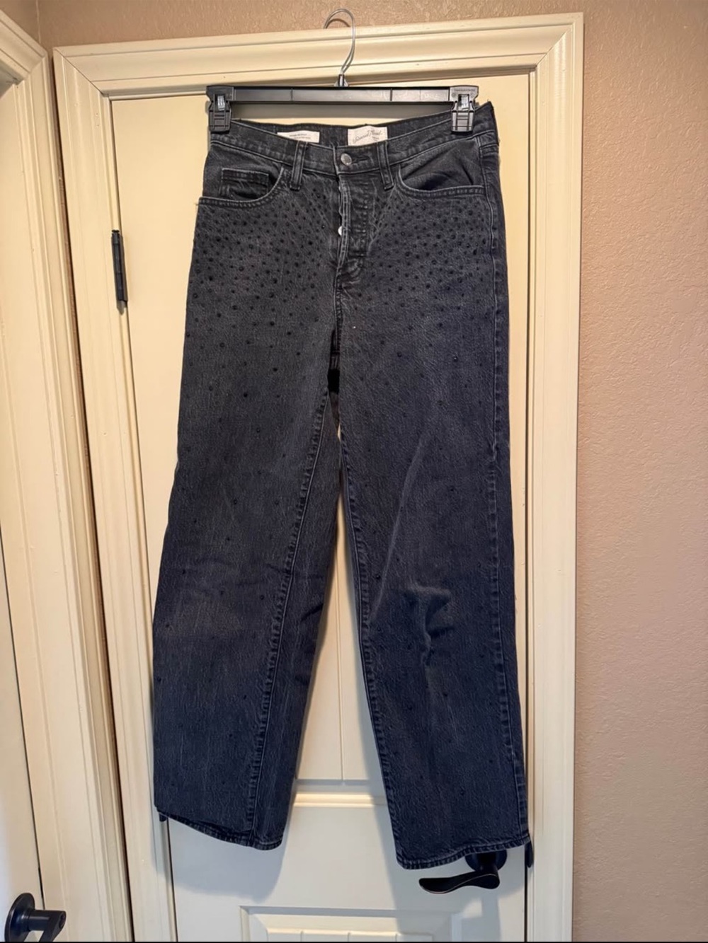 Universal Thread Black Straight-Leg Jeans with Subtle Stud Detailing